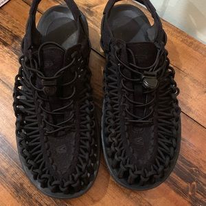 Keen UNEEK BLACK SHOES